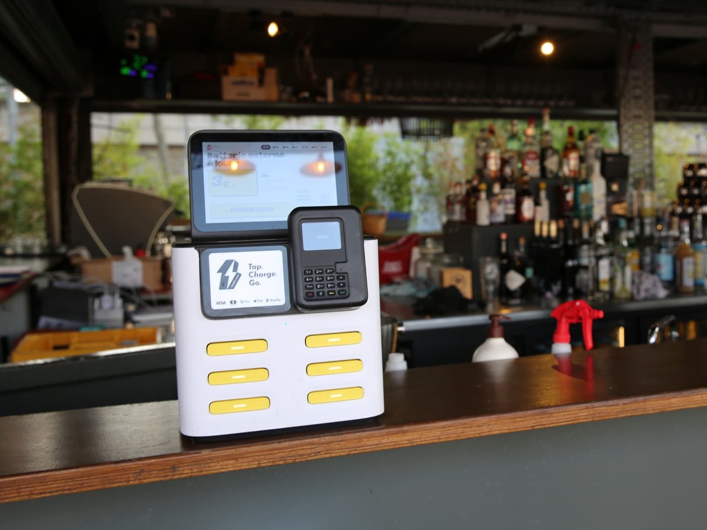 Station OneFlash sur le comptoir d'un bar