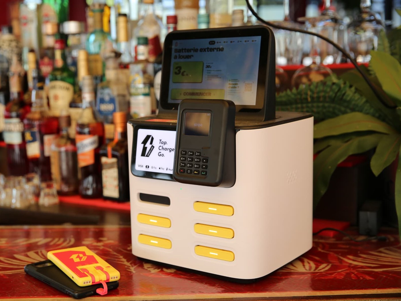 Station OneFlash blanche avec batterie posée sur le bar